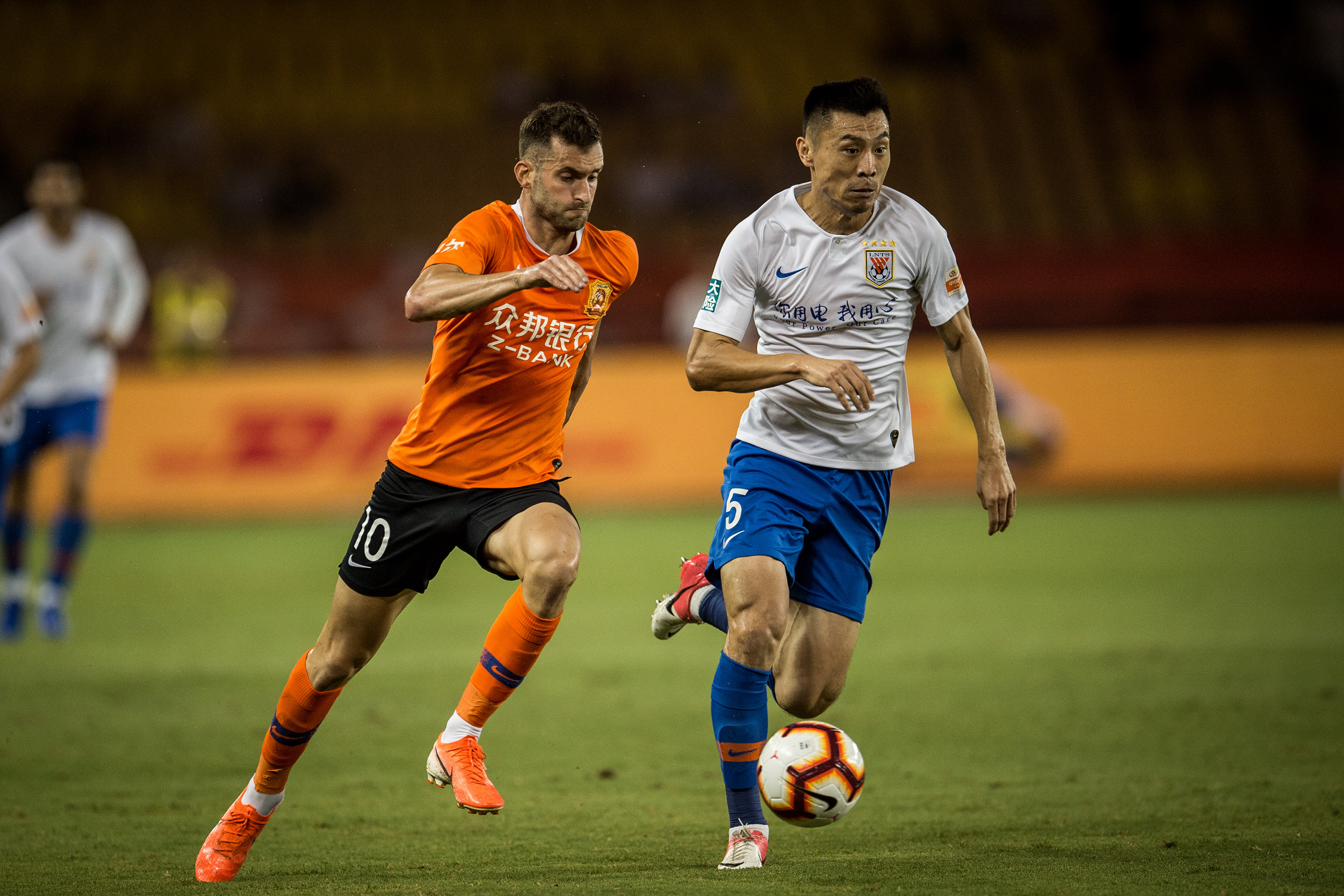 转会期山东泰山调整名单以备法国杯，官宣签约环节打磨，赛场秩序良好，年轻球员得到机会的简单介绍